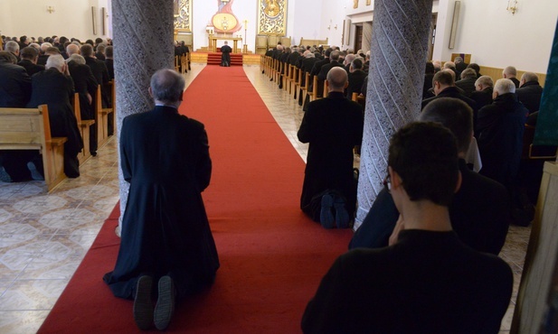 Adoracja podczas dnia pokutnego kapłanów w przeddzień Środy Popielcowej 2020 r.