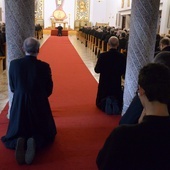 Adoracja podczas dnia pokutnego kapłanów w przeddzień Środy Popielcowej 2020 r.