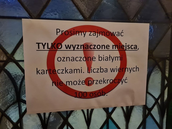 W kościele na ławkach pojawiły się karteczki
