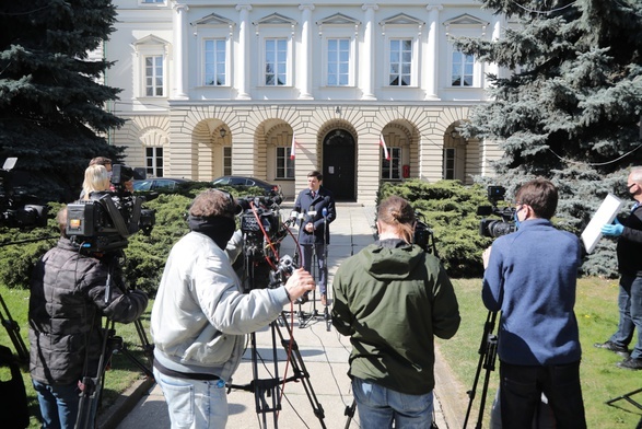 Rzecznik MZ: Udało nam się ograniczyć transmisję poziomą koronawirusa