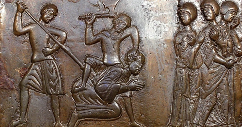 Na Drzwiach Gnieźnieńskich przedstawiona jest historia misji i śmierci św. Wojciecha.