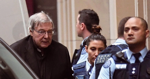 Kard. Pell w drodze do Sądu Najwyższego w Melbourne, 6 czerwca 2019 r.