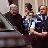 Kard. Pell w drodze do Sądu Najwyższego w Melbourne, 6 czerwca 2019 r.
