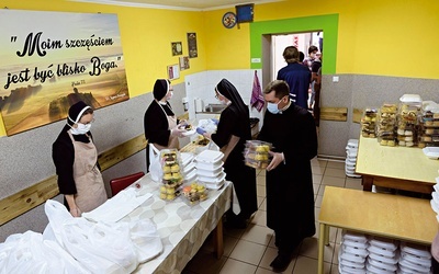 W Jadłodajni Caritas w Poznaniu elżbietanki wydawały bezdomnym śniadanie wielkanocne.