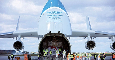 Załadunek odbywa się przez dziób samolotu. Aby zmniejszyć wagę, zrezygnowano z rampy z tyłu maszyny. Załoga kolosa to 6 osób.