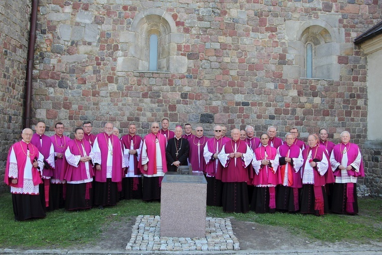 Księża należący do Archikolegiackiej Kapituły Łęczyckiej.