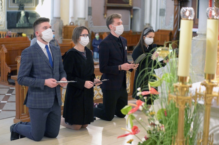 Akt zawierzenia reprezentanci maturzystów złożyli w tym roku nie w jasnogórskiej kaplicy, ale przed figurą Matki Bożej Opiekunki z ołtarza głównego radomskiej katedry.