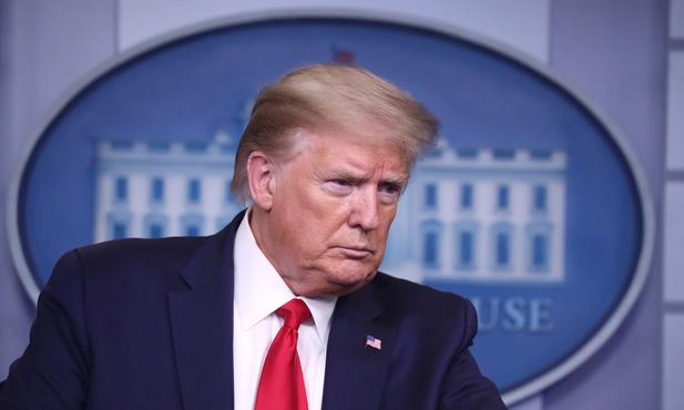 Trump podpisał dekret zawieszający wydawanie zielonych kart