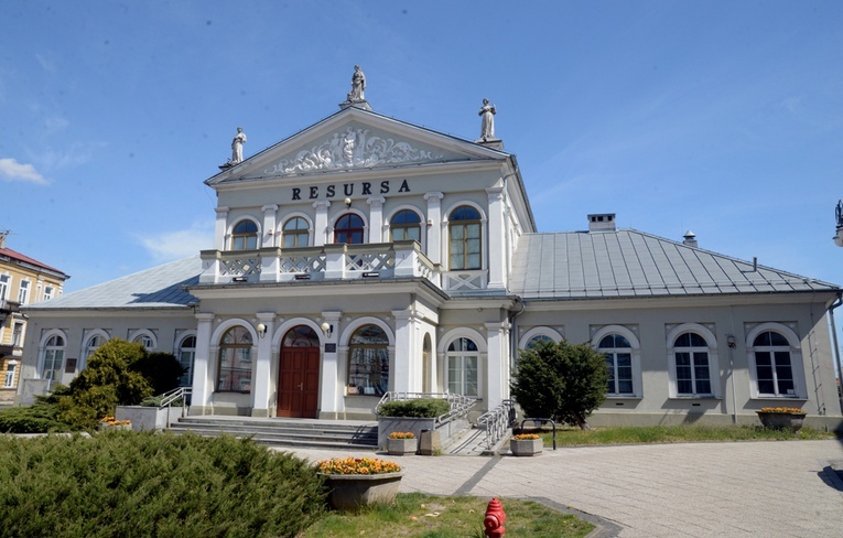 Resursa otwiera wirtualną galerię zarówno dla tych, którzy mają już twórcze doświadczenia, jak i dla początkujących.