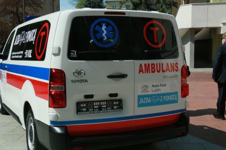 KUL przekazał szpitalowi nowy ambulans