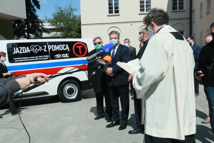 KUL przekazał szpitalowi nowy ambulans