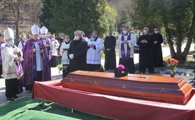 Ks. kan. Zbigniew Marian Zdybel zmarł 19 kwietnia 2020 r. w Niedzielę Miłosierdzia Bożego w Godzinie Miłosierdzia o godz. 15.45, w Szpitalu Wojskowym w Helu.