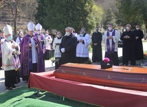 Ks. kan. Zbigniew Marian Zdybel zmarł 19 kwietnia 2020 r. w Niedzielę Miłosierdzia Bożego w Godzinie Miłosierdzia o godz. 15.45, w Szpitalu Wojskowym w Helu.