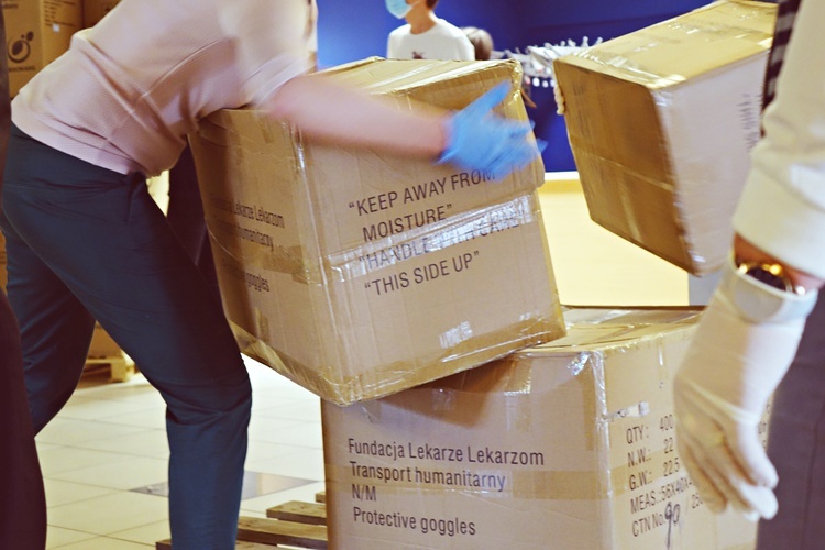 Maseczki, gogle i przyłbice dostarczone do Śląskiej Izby Lekarskiej