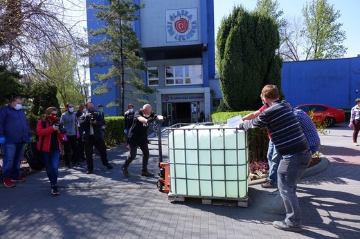 Maseczki, gogle i przyłbice dostarczone do Śląskiej Izby Lekarskiej