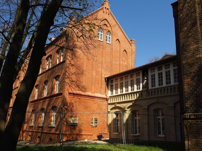 Rybnik. Gmach dla Muzeum Medycyny pięknieje