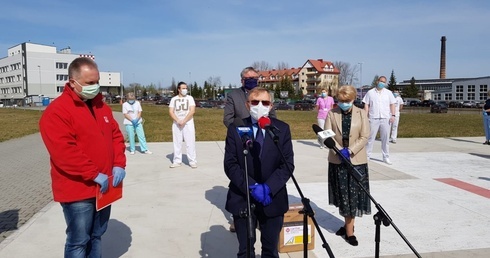 Przekazanie kardiomonitora odbyło się przed szpitalem w Starachowicach.