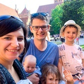 Michał i Anna Maria ze swoimi dziećmi.