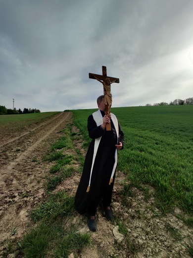 Ks. proboszcz Antoni Mulka podczas modlitwy o urodzaje na granicach parafii. 