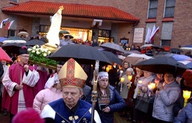 Deszczowa procesja fatimska w maju 2019 r. w parafii na radomskim osiedlu Janiszpol.