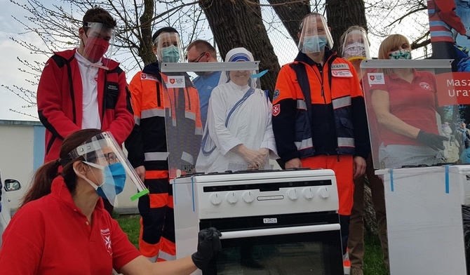 Maltańczycy na Śląsku wożą wymazy i pomagają ubogim