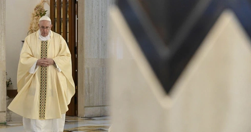 Ojciec Święty zachęca w maju do odmawiania w domach Różańca