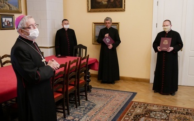 Abp Sławoj Leszek Głódź wręczył ważne dla archidiecezji gdańskiej dekrety.