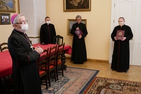 Abp Sławoj Leszek Głódź wręczył ważne dla archidiecezji gdańskiej dekrety.