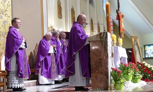 Msza św. pogrzebowa za śp. Józefa Jarosza w kościele św. Józefa na Złotych Łanach.