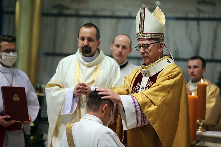 Abp Skworc podczas święceń prezbiteratu u oblatów: Okazuj się godny zaufania Boga i eklezjalnej wspólnoty!