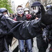 Berlińczycy protestowali przeciwko obostrzeniom i łamaniu konstytucji