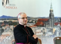 Bp Marek Mendyk, za nim w tle stolica diecezji.