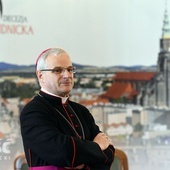 Bp Marek Mendyk, za nim w tle stolica diecezji.