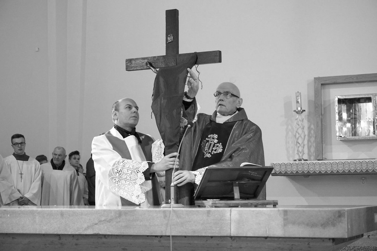 Ks. Andrzej odsłania krzyż w czasie liturgii Męki Pańskiej w Wielki Piątek.