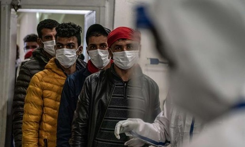 Statek-kwarantanna z 222 imigrantami wyłowionymi z morza