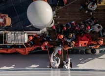 Statek-kwarantanna z 222 imigrantami wyłowionymi z morza