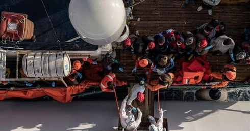 Statek-kwarantanna z 222 imigrantami wyłowionymi z morza