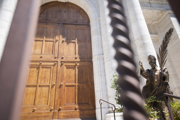 Włochy: Rząd utrzymuje zakaz Mszy, ostry protest episkopatu