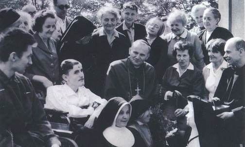Biskup Karol Wojtyła i Hanna Chrzanowska (powyżej biskupa) na rekolekcjach dla chorych w Trzebini.