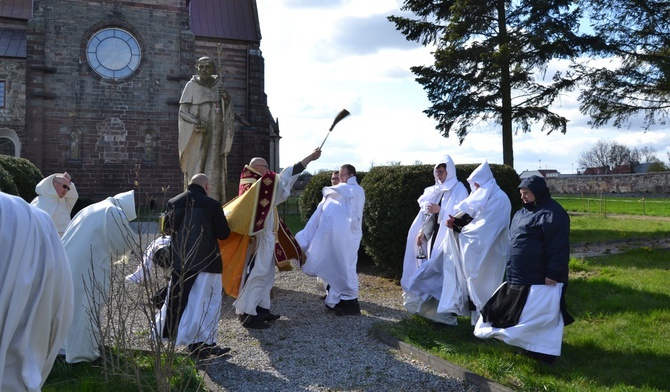 Mnisi modlili się przy figurze św. Bernarda. 