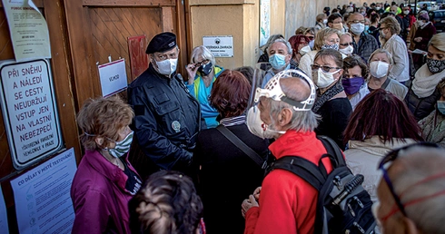 23 kwietnia w kilku czeskich miastach rozpoczęto przeprowadzanie dobrowolnych testów na obecność przeciwciał COVID-19. Zaplanowano przetestować 27 tys. osób.