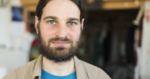 Szymon Bacher pochodzi z Krosna. Na co dzień pracuje nad doktoratem z fizyki wysokich energii w Instytucie Fizyki Jądrowej PAN w Krakowie. Prywatnie fascynat tradycyjnego i ekologicznego rolnictwa, miłośnik literatury i tancerz.