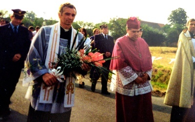 Ks. Zdzisław Horochowski niosący kwiaty w czasie przyjęcia obrazu MB Częstochowskiej.