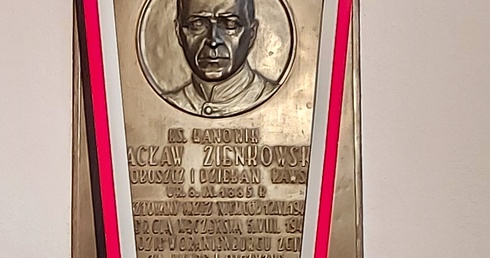 Pod tablicą upamiętniającą ks. Wacława Zienkowskiego ks. Bogumił Karp modlił się za kapłanów męczenników i ojczyznę.