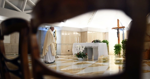 Franciszek: Widzieliśmy zdjęcia masowych grobów. Jest ich tak wiele...