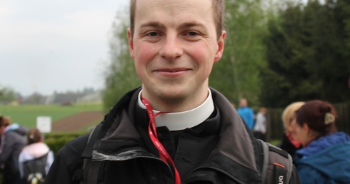 Ks. Michał Styła - przewodnik grupy św. Faustyny wygłosił pierwszą konferencję na duchowej pielgrzymce do Łagiewnik.