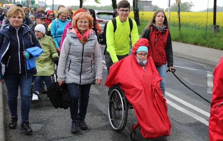 Anna Fabia z córką Marią i pielgrzymkowymi przyjaciółmi na trasie.