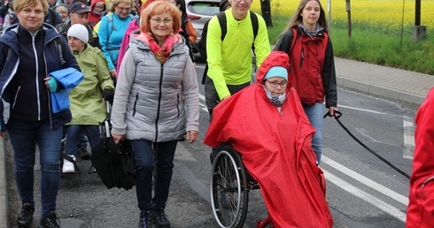 Anna Fabia z córką Marią i pielgrzymkowymi przyjaciółmi na trasie.