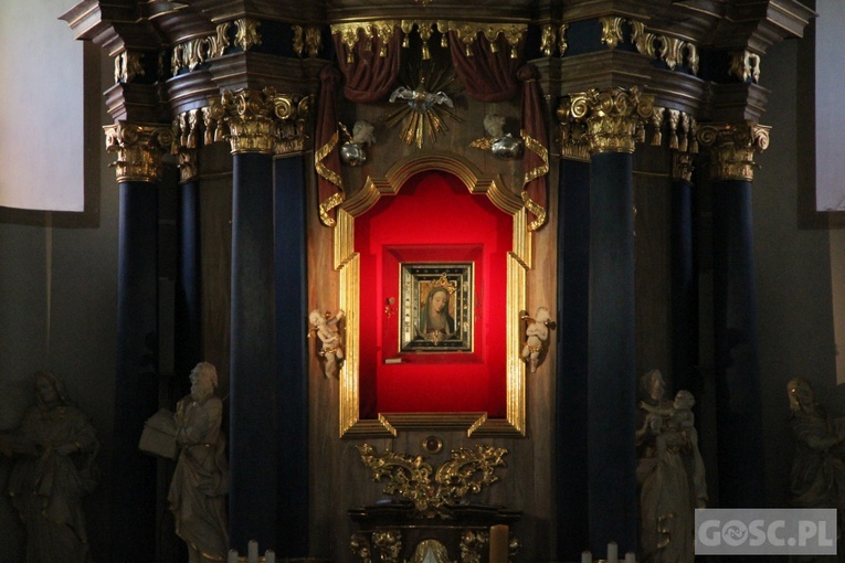 Sanktuarium w Rokitnie z bliska