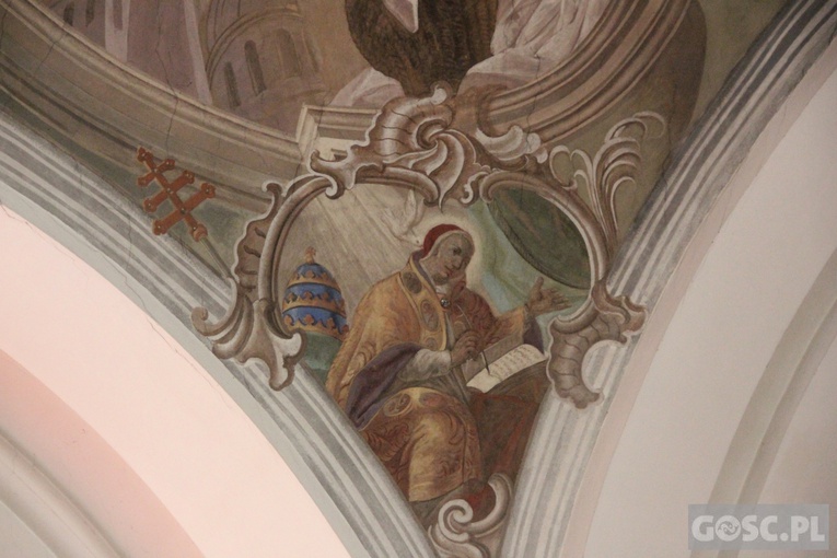 Sanktuarium w Rokitnie z bliska